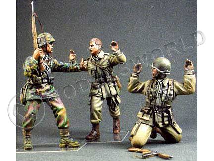 Фигуры Пленный американский парашютист и немецкий солдат, 1944 г., три фигуры. Масштаб 1:35 - фото 1