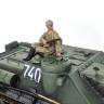 Готовая модель Советская ПТ САУ Су-100 с пехотинцем в масштабе 1:35