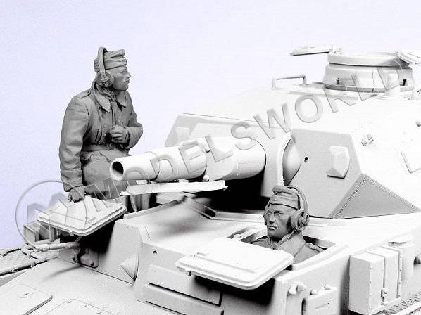Фигуры германских танкистов, зима 1941-43 гг, радист (фигура) и водитель (бюст). Масштаб 1:35 - фото 1